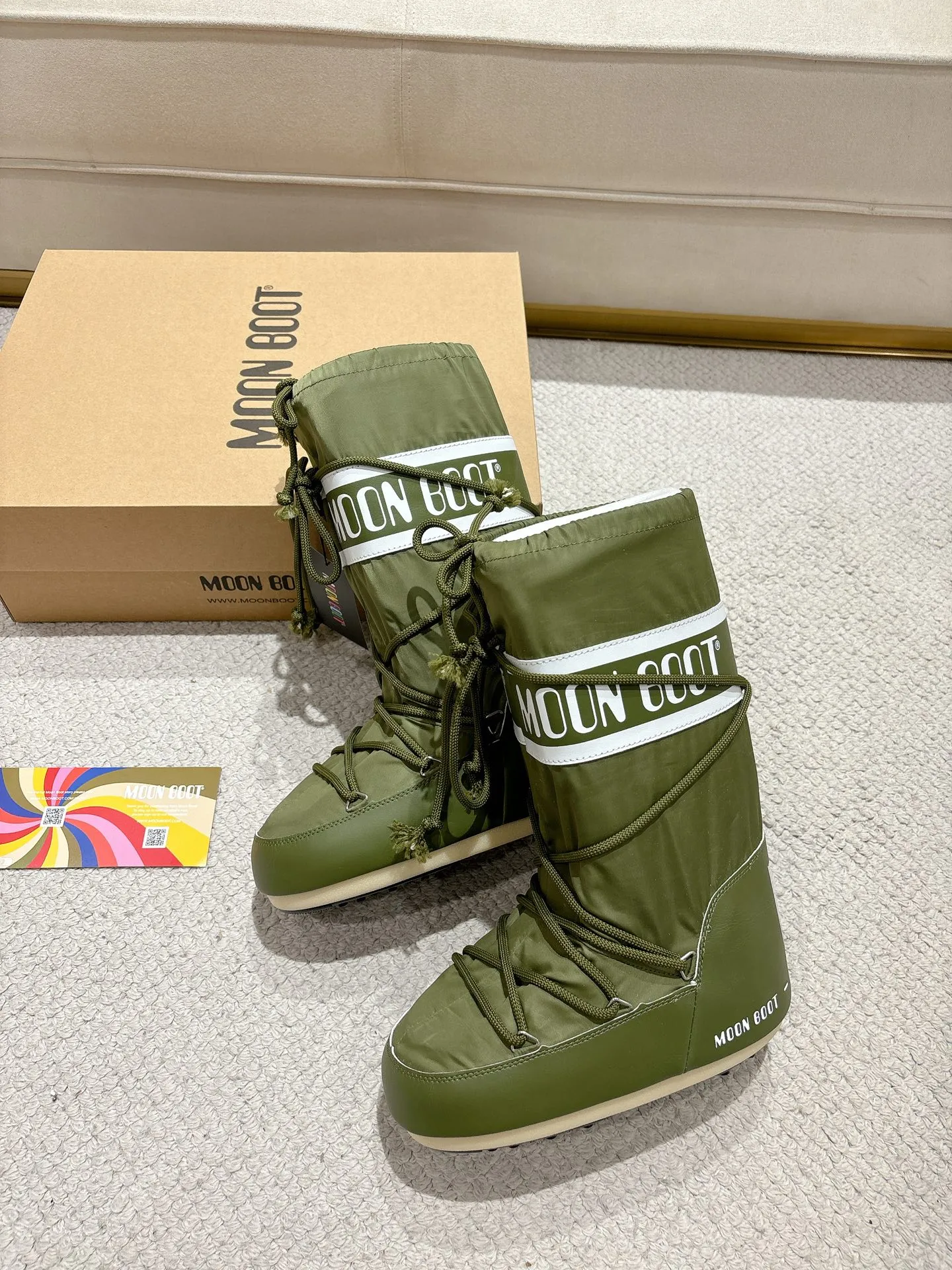p700 long love style: ❤️ Moon Boot2025 vs autumn and winter popular snow boots series... [Ugly Moon Snow Boots] Forget UGG, fashionable people are wearing Moon Boot snow boots. If you find it difficult to accept the revival of UGG, then there is now a more alternative snow boot that is back, with an inner diameter of 4 cm. That is the Moon Boot. It was already very popular in the millennium. Back then, Paris Hilton and Victoria Beckham Celebrities often wear it, and now the Y2K trend is popular again. The same style is worn by young people in QQ shows, and the ugly snow boots that are shown in thousands of people have become popular again, regardless of men and women. They look slim but warm and easy to wear... ❶Fabric: Original custom/cowhide/woven wool/high mercerized waterproof cloth ❷Inner: original 100% silk cotton liner ❸foot: original 100% silk cotton liner ❹ Outsole: Original molded two-color non-slip outsole ❺ Sole thickness: 4cm (including **) ❻ Code number: 35/38; 39/41; ❼ Packaging: Original full set of packaging ☀ Color: Official website updated simultaneously